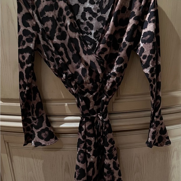 NWOT faux wrap v-neck leopard print dress - Picture 2 of 8